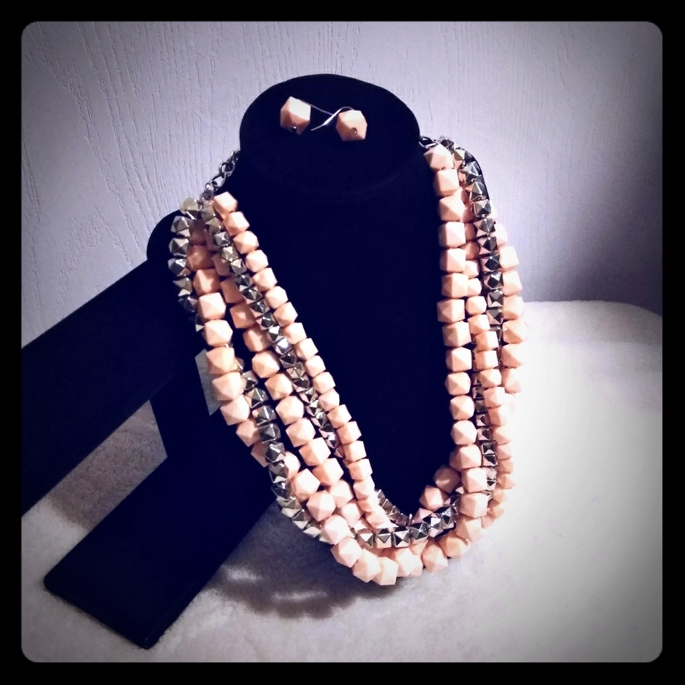 🛍️ GLAMOROUS NWOT STATEMENT NECKLACE & EARRINGS